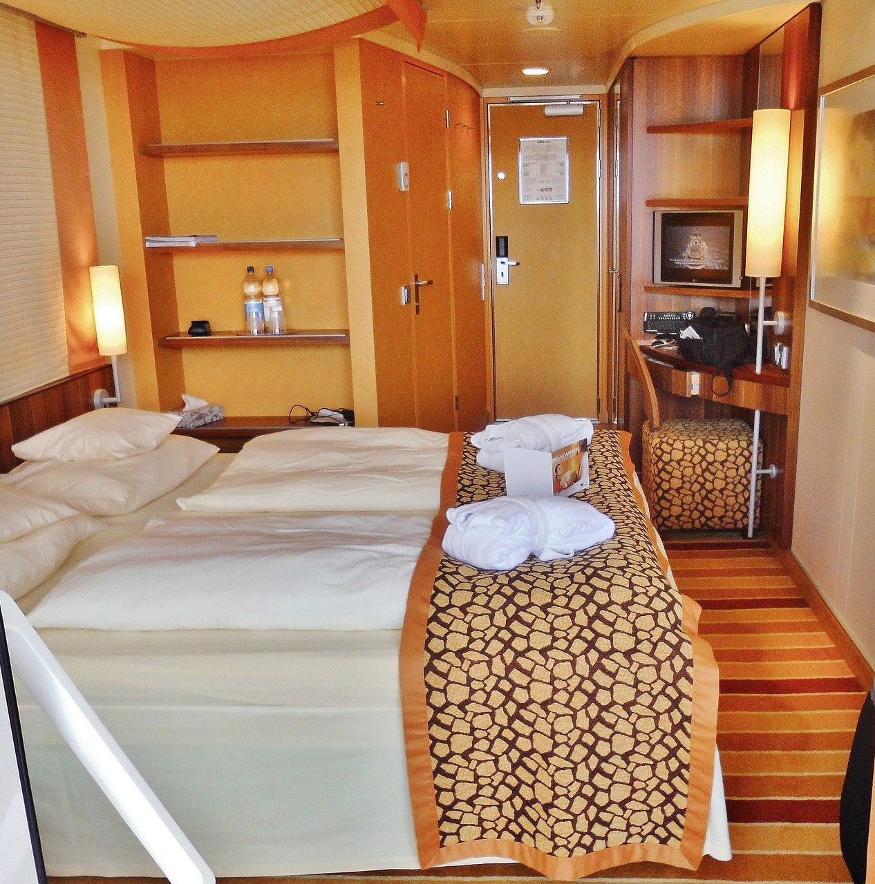 Room with a bed and a desk. Ideal accommodation for days of summer cruise.