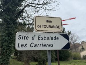 Road sign pointing to the Les Carrières climbing site in Chomérac